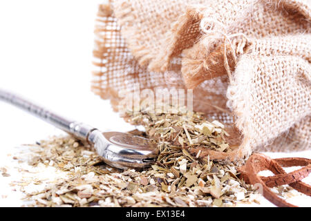 Nahaufnahme einer Tasche mit Matetee gießt und eine silberne bombilla Stockfoto