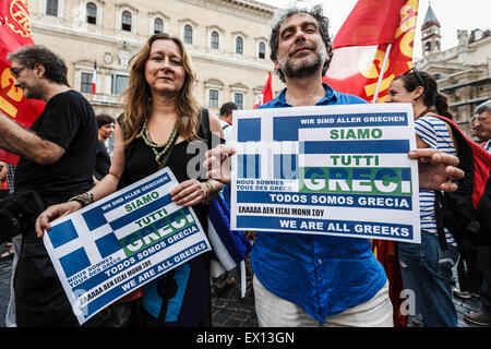 Rom, Italien. 3. Juli 2015. Demonstranten halten Banner lesen "Wir sind alle Griechen", wie sie an einer Kundgebung zur Unterstützung von "Nein" auf die bevorstehende griechischen Referendum auf Sparmaßnahmen der Europäischen Union in Rom teilnehmen. Tausende von Menschen, nehmen zwei Tage vor dem griechischen Referendum über die Europäische Union strenge, auf den Straßen in Rom, das griechische Volk in seinem Kampf gegen die Troika und seine Sparpolitik zu unterstützen. Bildnachweis: Giuseppe Ciccia/Pacific Press/Alamy Live-Nachrichten Stockfoto
