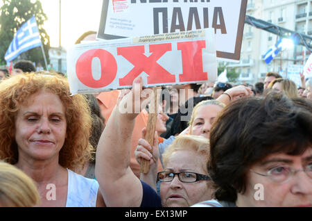 Athen, Griechenland. 3. Juli 2015. Eine Demonstration in Syntagma-Platz zur Unterstützung ein "Nein" Stimmen am 5. Juli Referendum, das das Schicksal der Verhandlungen zwischen der griechischen Regierung und den Gläubigern über die griechischen Schulden entscheiden wird. Bildnachweis: George Panagakis/Pacific Press/Alamy Live-Nachrichten Stockfoto