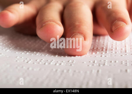 Finger berühren Braille, hautnah. Stockfoto