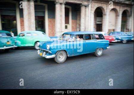 Havanna, Kuba - Juni 2011: Alte amerikanische Auto fährt vor der traditionellen Architektur der kolonialen Arcade. Stockfoto