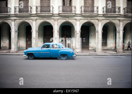 Havanna, Kuba - Juni 2011: Alte amerikanische Auto fährt vor der traditionellen Architektur der kolonialen Arcade. Stockfoto