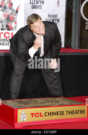 John Goodman an der John Goodman Handabdruck und Fußabdruck Zeremonie statt auf TCL Chinese Theatre in Los Angeles. Stockfoto