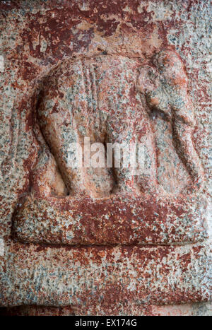Altes Steinrelief des Elefanten mit roter Farbe verblasst geschnitzt in die Wand an einem indischen Tempel in Karnataka, Hampi, Indien Stockfoto