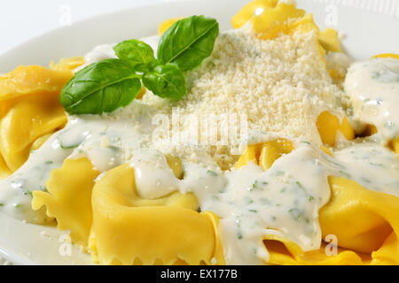 Spinat und Ricotta gefüllte Pasta serviert mit weißen Sahne-Sauce und geriebenem Parmigiano Stockfoto