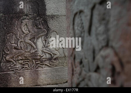 Details der Apsara Reliefs am Tempel Säulen der Prasat Bayon Tempel Angkor Thom, Siem Reap, Kambodscha. Stockfoto
