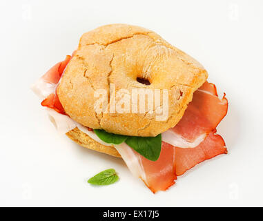 Ringförmigen Brötchen (Friselle) mit Scheiben von Schwarzwald Schinken Stockfoto