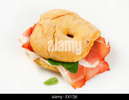 Ringförmigen Brötchen (Friselle) mit Scheiben von Schwarzwald Schinken Stockfoto