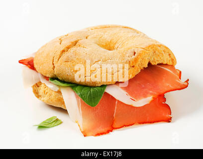 Ringförmigen Brötchen (Friselle) mit Scheiben von Schwarzwald Schinken Stockfoto