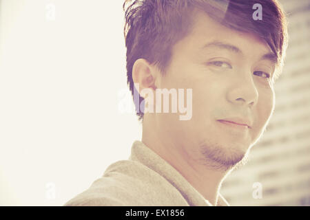 Porträt von legerer jungen asiatischen Mann Stockfoto
