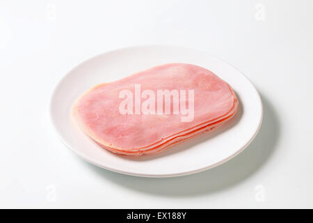 Schinken auf Teller in dünne Scheiben geschnitten Stockfoto