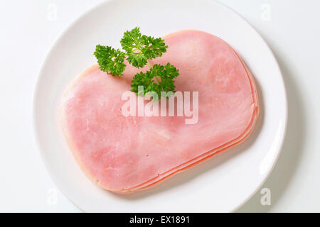 Schinken auf Teller in dünne Scheiben geschnitten Stockfoto