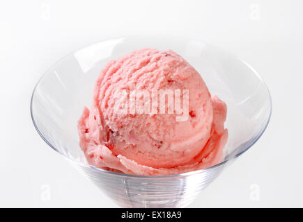 Kugel Erdbeereis in stemmed Glas Stockfoto