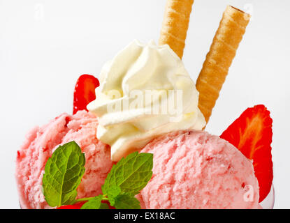 Eis mit frischen Erdbeeren und Schlagsahne Stockfoto