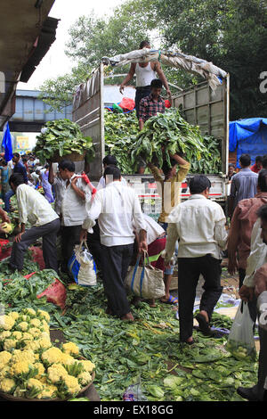 22. August 2014 - 22. August 2014 - Mumbai, Indien:. Eine private Gemüse Garbage Collector sammelt weggeworfene Abfälle Gemüse aus der Dadar Gemüsemarkt am Mumbai.India, der weltweit größte Produzent von Milch und der zweitgrößte Produzent von Obst und Gemüse, ist auch einer der größten Lebensmittel-Verschwender in der Welt - 440 Milliarden Rupien Wert von Obst, Gemüse und Getreide jedes Jahr verschwenden nach Emerson Climate Technologies India, Teil von Emerson , ein US-amerikanisches Herstellung und Technologie-Unternehmen. Cold Storage-Lösungen, die stark in Indien fehlen, sind notwendig, um zu reduzieren Stockfoto
