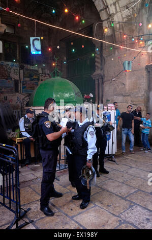 Israelische Polizisten stehen Wache am Eingang der Kette Tor, Arabisch: Bab as-Silsileh an der westlichen Flanke des Haram al Sharif oder der Tempel befindet im muslimischen Viertel der Altstadt Ost Jerusalem Israel Stockfoto