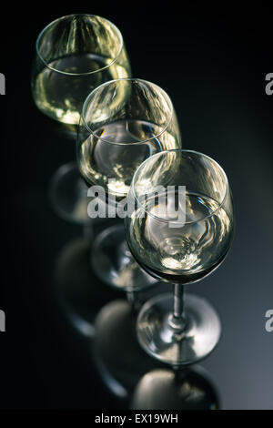 Weißweingläser auf dem glänzenden Tisch Stockfoto