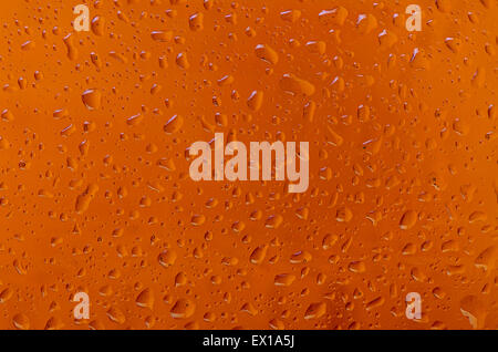 Textur Wassertropfen auf die Flasche Bier. Bier-Hintergrund Stockfoto