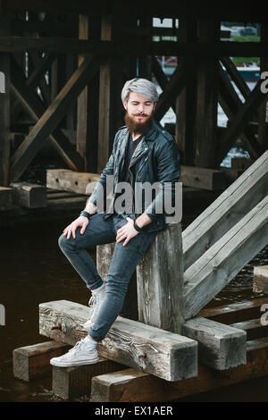 Bärtige Hipster mit Nasenring in Lederjacke Stockfoto