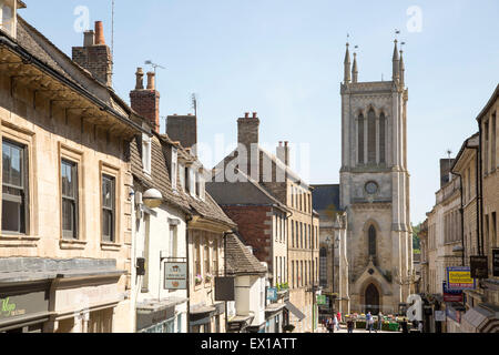 St. Michaels Kirchturm und Gebäude in Ironmonger Street, Stamford, Lincolnshire, England, UK Stockfoto