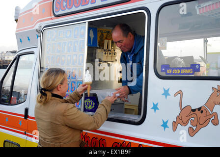 Eiswagen am Meer Verkauf von soft-Ice England UK Europe Stockfoto