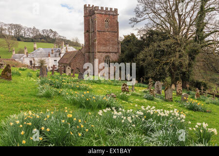 St Pancras Kirche und Kirchhof, West Bagborough, im Frühjahr. Herrenhaus im Hintergrund. Stockfoto