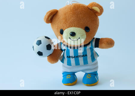 Puppe Bär spielen Fußball Stockfoto