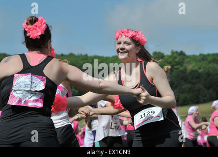 Brighton UK teilnehmen Samstag, 4. Juli 2015 - Tausende von Frauen im Cancer Research UK Rennen um Leben ziemlich schlammig Veranstaltung in Stanmer Park Brighton heute. Mussten sie ein 5 k-Hindernis-Parcours mit einer Folie in eine große Grube Schlamm Credit teilnehmen: Simon Dack/Alamy Live News Stockfoto