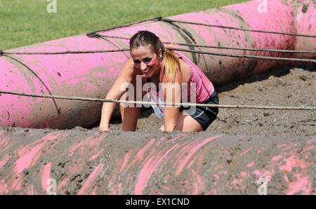 Brighton UK teilnehmen Samstag, 4. Juli 2015 - Tausende von Frauen im Cancer Research UK Rennen um Leben ziemlich schlammig Veranstaltung in Stanmer Park Brighton heute. Mussten sie ein 5 k-Hindernis-Parcours mit einer Folie in eine große Grube Schlamm Credit teilnehmen: Simon Dack/Alamy Live News Stockfoto