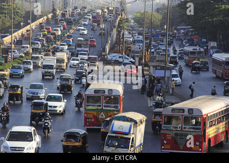 Mumbai, Maharashtra, Indien. 6. April 2013. 6. April 2013, Mumbai:. Verkehr in Mumbai in der Nähe der Westin Hotel.Global Hotelketten sind auf aggressive Expansionspläne für Indien trotz der Herausforderungen konzentrieren. Mit einer Bevölkerung von mehr als 1,2 Milliarden, eine wachsende Wirtschaft und eine relativ geringe Anzahl an qualitativ hochwertigen Hotels auf dem Markt sind die Hoteliers gerne einbezogen werden. In Indien sind ein Viertel der Hyatt zukünftige Hotels weltweit geplant. Hilton betreibt 12 Hotels in Indien, aber hofft, 50 bis 2016. Starwood Hotels &amp; Resorts, deren Marken Le MŽridien, Sheraton und Westin in sein Portfolio aufnehmen Stockfoto