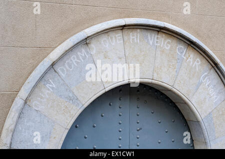 Graffiti in katalanischer Sprache an einer Tür der Universität Girona, sagt: "Wenn ich schlafe ich klar sehen". Katalonien. Spanien. Stockfoto