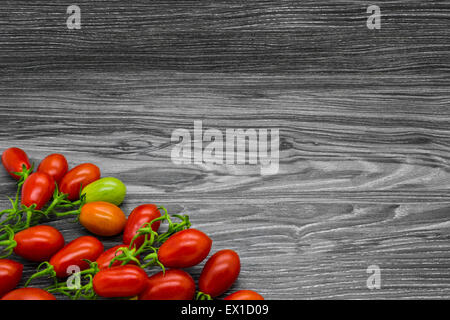 Cherry-Tomaten auf einem grauen Holztisch. Stockfoto
