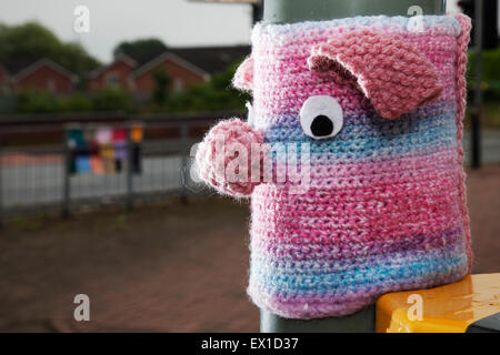 Westhoughton, Lancashire, UK Garn 4. Juli 2015 Bombardierung Festival.  WCN-Gruppe, Regenbogen basteln, es ist ein Fest der Farben, Gemeinschaft und Unterhaltung in Westhoughton hereingebracht.   Indem man jung und alt, Frauen und Männer, erfahrene und unerfahrene Needlers in häkeln, stricken und Weben, Quadrate, Streifen oder Beläge Straße Dekor produzieren eine eindrucksvolle und ungewöhnliche Installationen beteiligt, das Zentrum der Stadt für ein paar Tage ist überflutet mit Farbe. Cernan Elias/Alamy Live-Nachrichten Stockfoto