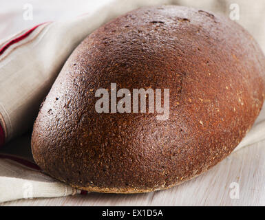 Brot auf ein Holzbrett. Selektiven Fokus Stockfoto