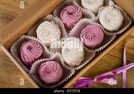 Hausgemachte Marshmallow - Zephyr in Box auf einem rustikalen Holztisch. Ansicht von oben Stockfoto