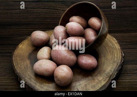 Kartoffeln auf einem rustikalen hölzernen Hintergrund. Stockfoto