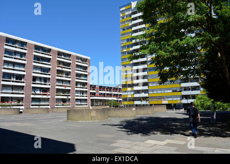 Große Arthur Haus und Basterfield Haus auf der Golden Lane Estate, London, UK Stockfoto