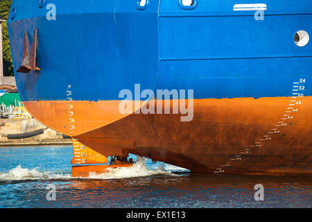 Heck des Schiffes mit arbeiten Schraube und Ruder. Stockfoto