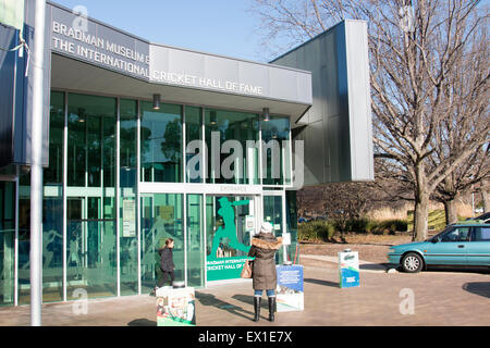 Mutter und Tochter betreten Sir Donald Bradman Cricket Museum in Bowral, new South Wales, Australien Stockfoto