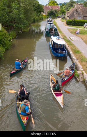 Bathampton, Somerset, UK. 4. Juli 2015. Großbritannien Wetter. Personen-Kanu auf dem Kennet und Avon Kanal. Bildnachweis: Richard Wayman/Alamy Live-Nachrichten Stockfoto