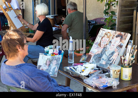 Expat-Kunst-Klasse im Café De La Gare, Genac, Poitiers Charente, Süd-west Frankreich Stockfoto