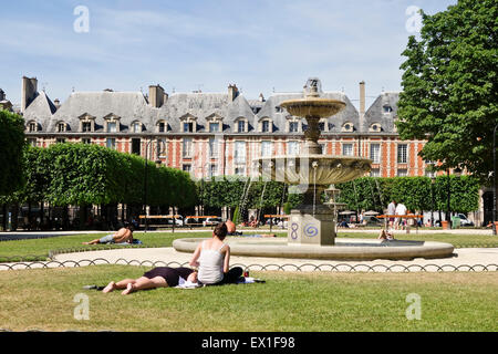 Touristen im Sommer Hitzewelle in der Nähe von Brunnen am ältesten Platz, Place des Vosges, Paris, Frankreich. Stockfoto