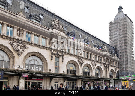 Gare de Lyon, Hauptbahn Bahnhof terminal, mit Uhrturm im Bau, Gebäude in Paris, Frankreich. Stockfoto