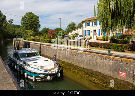 Boote auf dem Kanal des Moulins, Vibrac, Charente Maritime, Frankreich Stockfoto