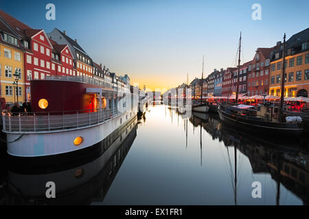 Schiffe in Nyhavn bei Sonnenuntergang, Kopenhagen, Dänemark Stockfoto