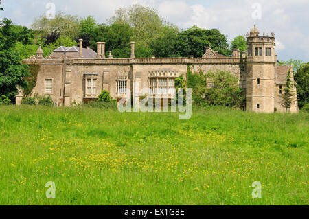 Lacock Abbey, von einer öffentlichen Straße aus gesehen. Stockfoto