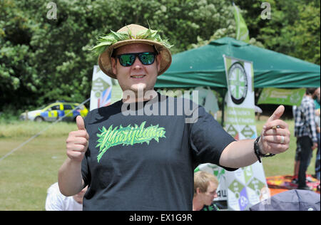 Brighton UK Samstag, 4. Juli 2015 - Hunderte von Menschen genießen die Green Pride pro Cannabis-Event in Preston Park Brighton heute die Veranstaltung, organisiert von Brighton Cannabis Club die Legalisierung von medizinischem Cannabis, Cannabis, Hanf und alles grün mit vielen von ihnen offen ins Rollen und Rauchen Gelenke im Park Credit feiern fördern soll: Simon Dack/Alamy Live News Stockfoto