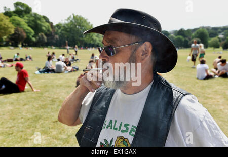 Brighton UK soll Samstag, 4. Juli 2015 - Frank Windsor aus Eastbourne, Cannabis für medizinische Zwecke verwendet hat, seit ein Motorradunfall im Jahr 1975 auf der Green Pride pro Cannabis in Preston Park Brighton heute die Veranstaltung organisiert von Brighton Cannabis Club ist, die Legalisierung von medizinischem Cannabis, Cannabis, Hanf und alles grün mit vielen von ihnen offen ins Rollen und Rauchen Gelenke im Park Credit feiern zu fördern : Live-Nachrichten Simon Dack/Alamy Stockfoto