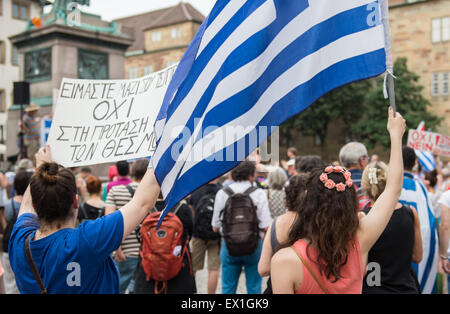 Stuttgart, Deutschland. 3. Juli 2015. Eine Frau hält einen griechischen Nationalflagge während einer Kundgebung gegen die Sparmaßnahmen in Griechenland, in Stuttgart, Deutschland, 3. Juli 2015. Der "Neue eingebuchten Gemeinde Stuttgart" (lit.) Neue griechische Gemeinde Stuttgart), Attac Stuttgart und der Bürger-Projekt "Sterben AnStifter" (lit.) Die Anstifter) forderte für eine Kundgebung mit dem Titel "Schluss Mit Dem Kaputtsparen Griechenlands - Fuer Ein Solidarisches Europa" (lit.) Ende der verheerenden Kürzungen für Griechenland - für eine solidarische Europa). Foto: Wolfram Kastl/Dpa/Alamy Live-Nachrichten Stockfoto