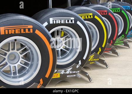 Silverstone im Vereinigten Königreich. 4. Juli 2015. Formel 1 British Grand Prix qualifizieren. Die verschiedenen Pirelli-Reifen für Teams verfügbar. Bildnachweis: Aktion Plus Sport/Alamy Live-Nachrichten Stockfoto